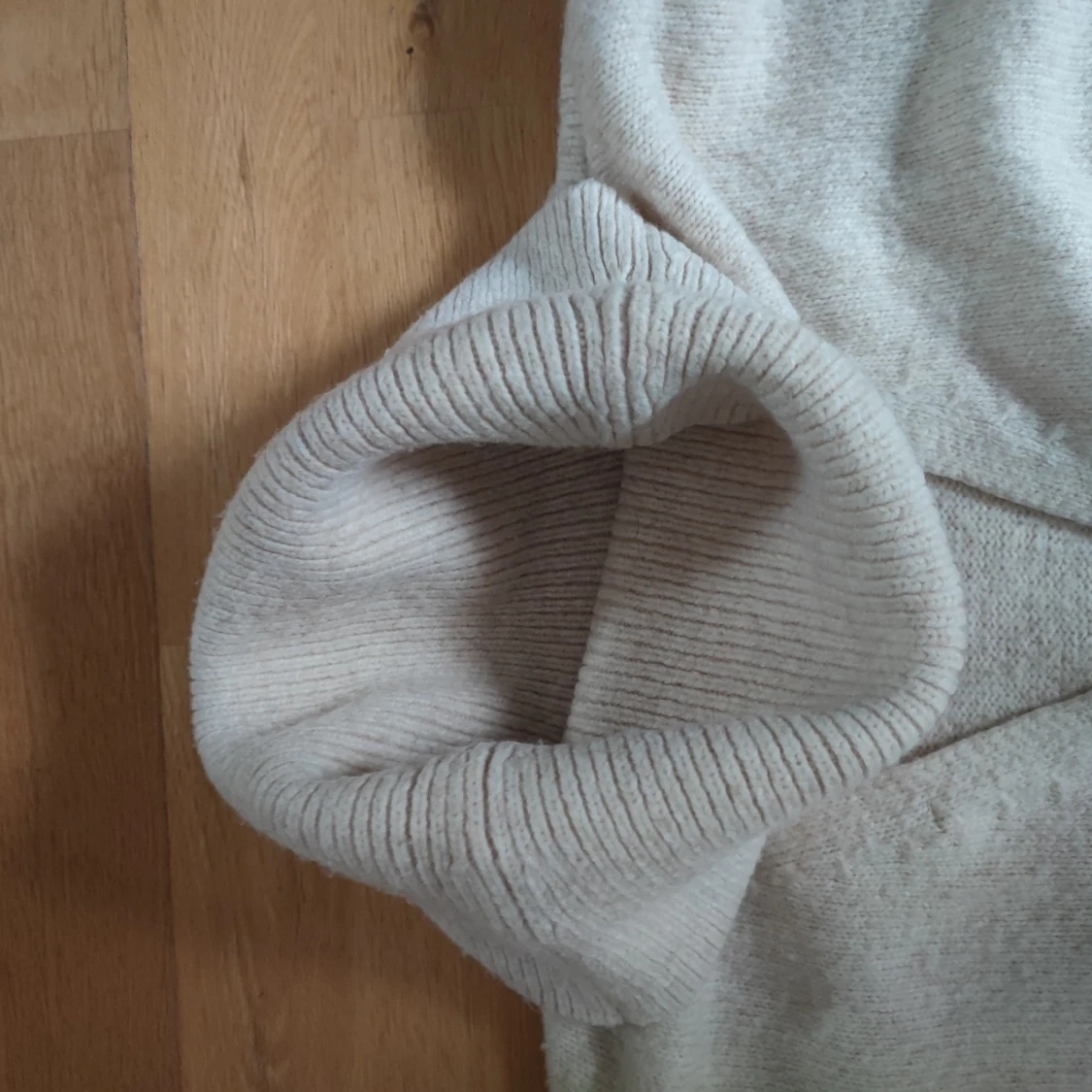 Beige polotröja från Guess - 4