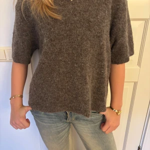 Brun stickad tröja med kort ärm - Brun höstig stickad tröja. Använd fåtal gånger