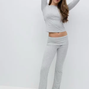 Ljusgrå yogapants från gina  - Superbekväma ljusgrå yogapants med låg midja och utsvängda ben. De är från gina young passar bra i längden för mig som är 172 men skulle säga att de passar någon mellan två 166-174