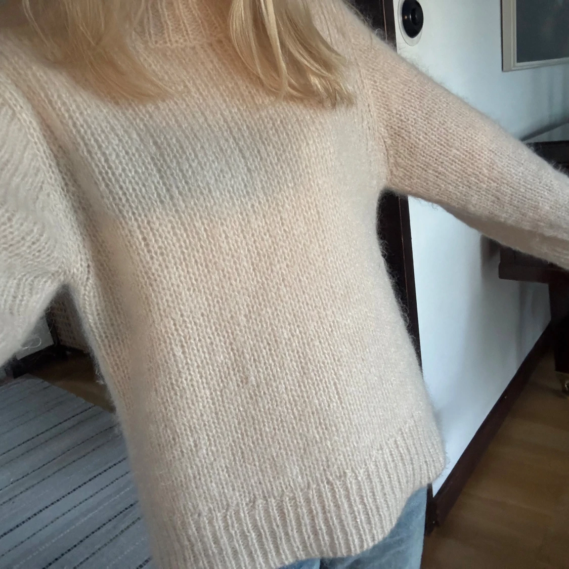 Beige stickad tröja med breda ärmar - 2