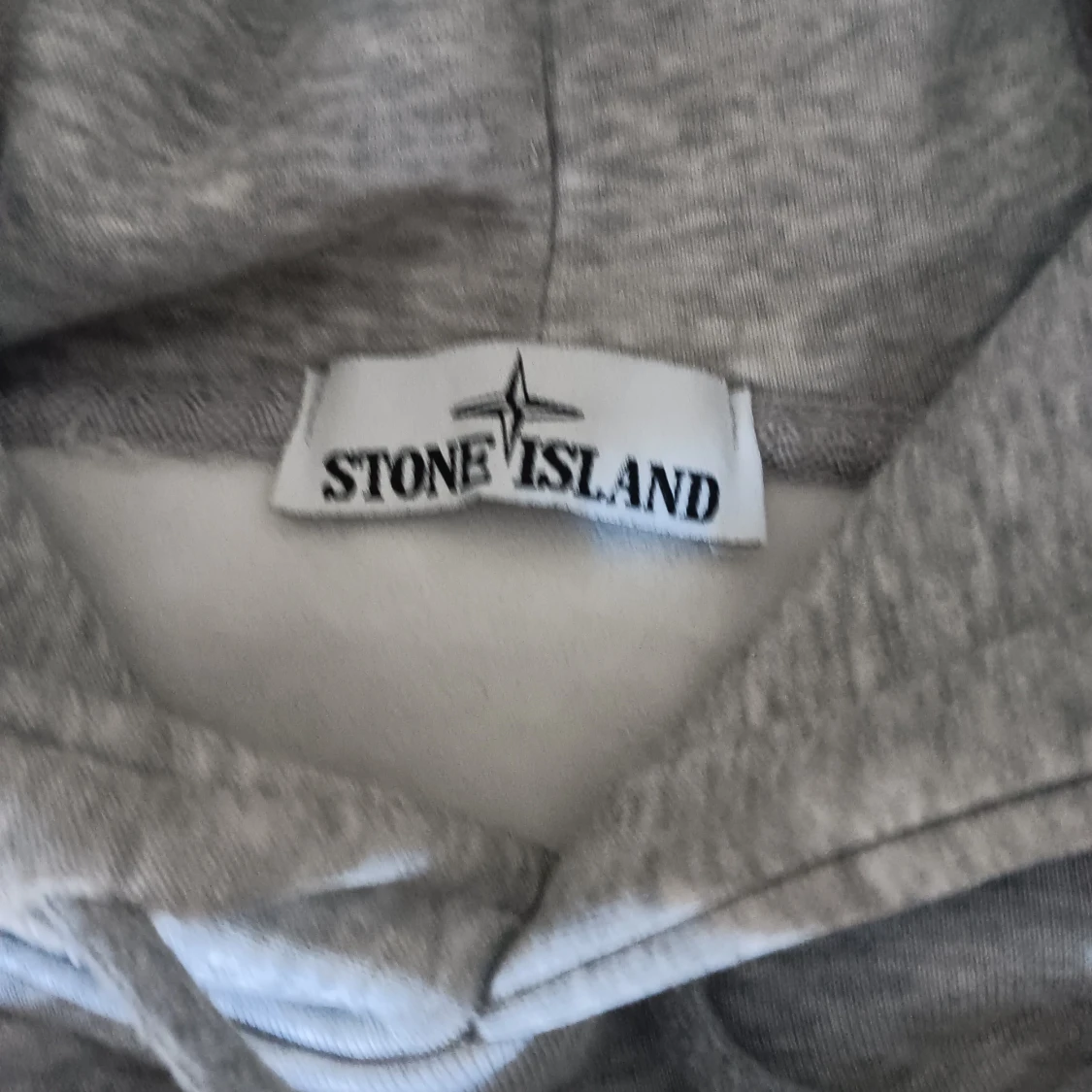 Grå hoodie från Stone Island - 1
