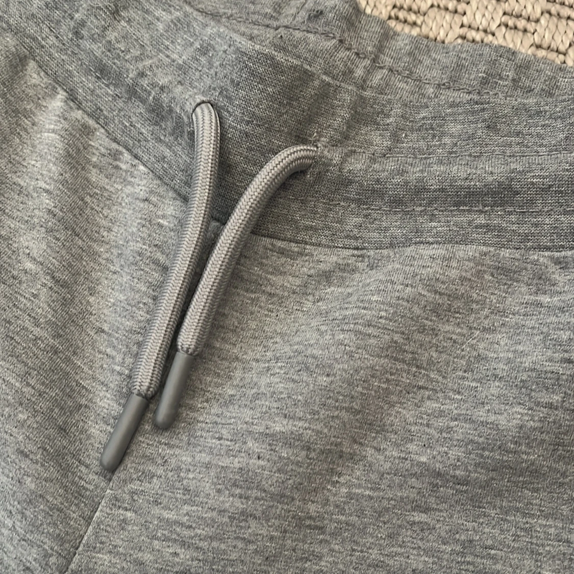 Grå mjukisbyxor med snörning - 1