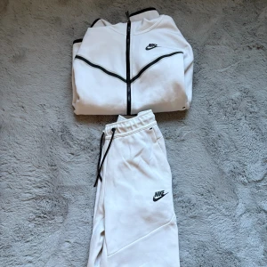 Vita mjukisbyxor från Nike - Säljer Nike tech dress pga ingen användning. Det är i mycket bra skick 9/10. Fraktar det(köparen står för frakten) och säljer ej det separat.