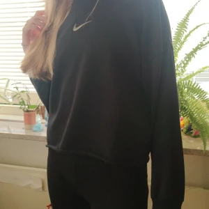 Svart Nike sweatshirt med logga - Svart sweatshirt från Nike. Med logga, 137/146.   BARNSTORLEK M