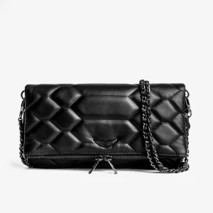 Svart quiltad axelväska från Zadig & Voltaire - Snygg svart axelväska från Zadig & Voltaire i quiltat skinn med kedjerem och coola detaljer. Väskan har dragkedja både fram och bak samt ett emblem framtill. Perfekt storlek för det viktigaste och ger en edgy vibe till din outfit.
