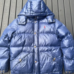 Ralph lauren pufferjacket - Ralph lauren pufferjacket i bra skick, finns dock en liten påverkningar på bild 3, annars bra skick, storlek L 14-16/ xs