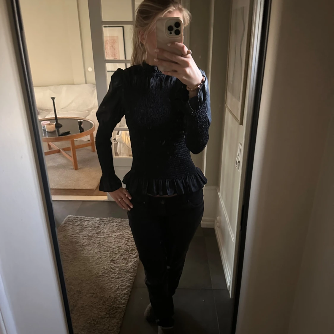 Svart blus med volang från Co' Couture