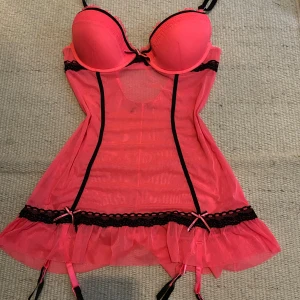 Snygg rosa korsett klänning - Length: 54cm Waist: 33 x2 Cup: ↕️13cm↔️17cm