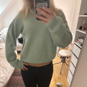 Snygg grön stickad tröja - Tror storleken är 152-164 men passar xs-s💕
