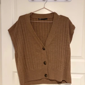 Väst - Vringad väst från ONLY. Aldrig använd!