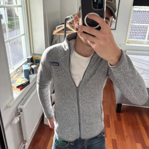Patagonia fleece - Säljer en gråmelerad fleecejacka från Patagonia med hel dragkedja och ståkrage. Passar någon som är mellan 160- 170cm.