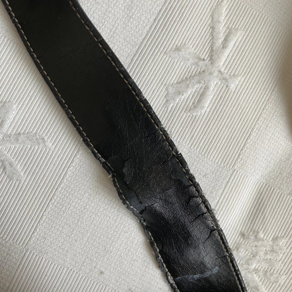 Svart axelväska i skinn med detaljer - 3