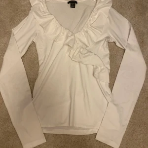 Volangtröja - Tröja köpt på New Yorker, storlek S men passar XS bäst❣️