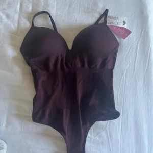 Vinröd Body H&M storlk M - Helt ny köpt med prislapp kvar, passade ej mig därför säljer jag vidare den. 