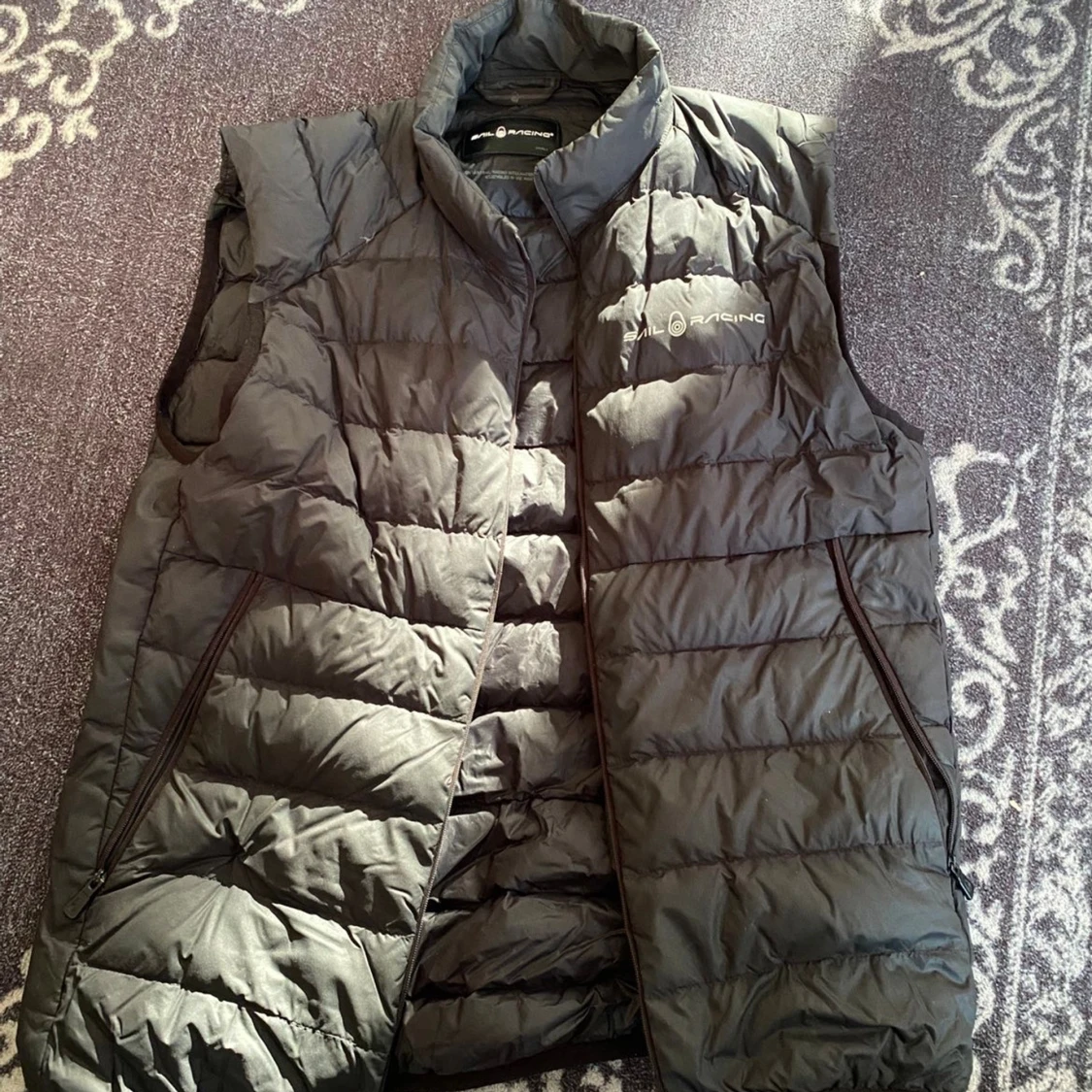 Svart dunväst från Sail Racing