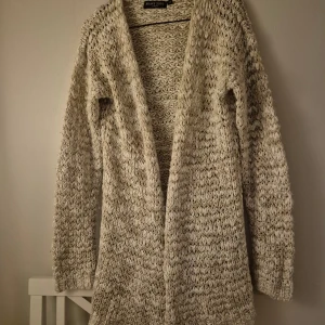 Beige stickad kofta  - Beige stickad kofta 