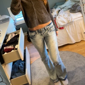 True religion jeans,Joey Low Rise Flare jeans, ljusblå, stl 26 - Säljer ett par ljusblå Joey Low Rise Flare jeans i storlek 26(S). Från true religion.Jeansen har låg midja, utsvängda ben och slitna detaljer med hål på knäna och råa kanter nertill. 