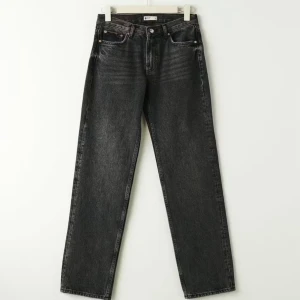 Low straight jeans - Säljer ett par vanliga low straight jeans från Gina tricot. Snöre finns i midjan.