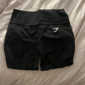 Svarta/mörkgrå seamless vital 2.0 shorts från Gymshark - Svarta/mörkgråa seamless vital 2.0 shorts från Gymshark
