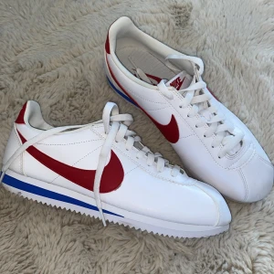 Nike sneakers - Nya, bara testade. Storlek 41 men förvånansvärt små i storleken‼️Skriv för mer info!! Priset kan diskuteras.