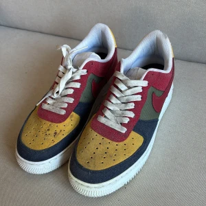 Air force 1 - Ett par fina air force 1 med snygga färger. Perfekt för vardagligt bruk. Kan diskutera priset.