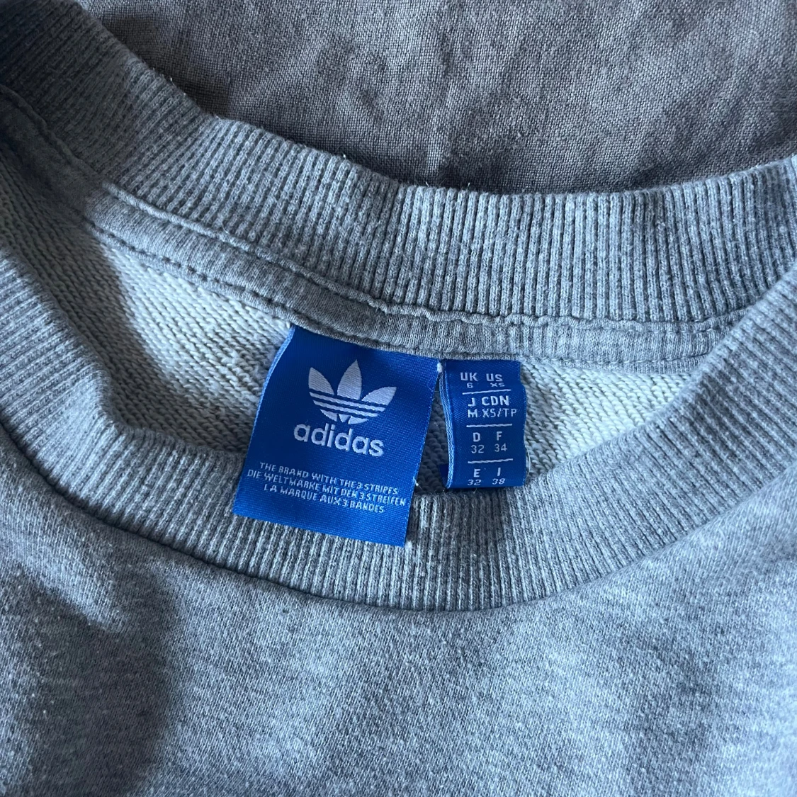 Grå och ljusblå Adidas sweatshirt - 2