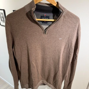 Daniel hetcher Zip - Säljer nu min exklusiva daniel hetcher half zip från Paris som inte längre kommer till användning. Den är i topp skick och kostar runt 2000kr nypris. Modellen på bilden är 186cm. Bara att höra av er vid frågor. Priset är ej hugget i sten. Mvh Liam