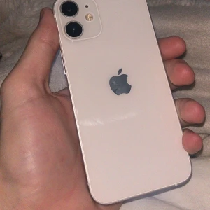 iPhone 12 mini - Hej säljer en Snygg vit iPhone 12 mini i mycket gott skick. Batterihälsa på 98%. Inga synliga repor eller skador på baksida eller kanter. Kompakt design, dubbla kameror och uppdaterad till iOS 18.6.2. Perfekt för dig som vill ha en smidig och kraftfull mobil med 256GB använd i 2veckor inga repor eller skador alls då den är i princip ny, Kartong finns kvar laddare ingår och skal😊 priset är inte hugget i sten. 