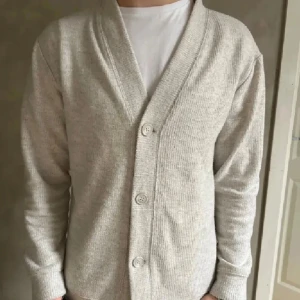 Cardigan kofta - Hejsan! Säljer en cardigan kofta i storlek S. Den är i väldigt bra skick då jag knappast använt den. Den är perfekt nu inför vintern.         MVH                                                                     August 