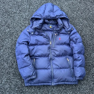 Ralph lauren jacka navy xl kids - Sjukt snygg raffe jacka i size xl kids! Sitter som xs-s då de är stora o tjocka! Passar mellan 173-180cm! Skick 8/10! Några små defekter finns! (Se bild 4,5)! Hör av dig vid minsta fundering 🤩