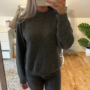 Mörkgrå stickad tröja  - Lite nopprig men annars inga skador, därav priset 