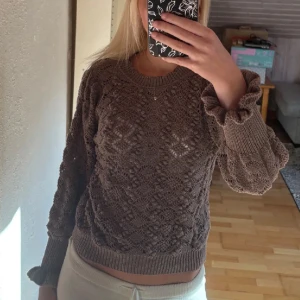 Brun stickad tröja  - Säljer denna superfina bruna stickade tröjan från Lindex🤎 Använd ett fåtal gånger och har inga defekter. 