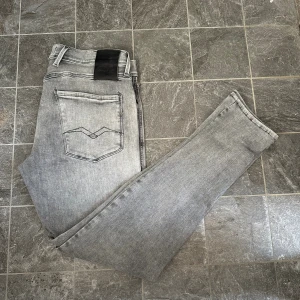 Gråa Replay Anbass Hyperflex - Säljer nu dessa feta Replay Anbass Hyperflex. Riktigt stilrena och till bra pris. Jeansen är aningen uppsydda så sitter som W32 L31. Modellen är 186.