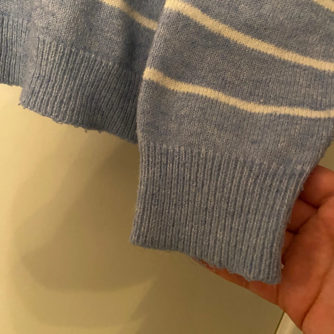 Blåvit randig stickad tröja med krage - 4