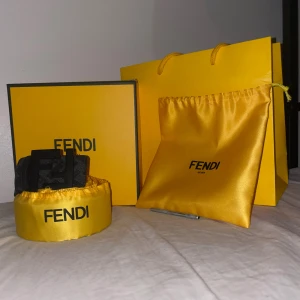 Svart Fendi bälte med FF-spänne - Säljer nu mitt Fendi reversible belt.  Mycket fint bälte. Dustbag, box, påse och även ett verktyg som man kan göra fler hål i bältet följs med. Själv har jag gjort två hål, men det är inget som syns. Finns en jätte liten skada på spännet (FF Loggan). Skirv gärna vid frågor och funderingar. Pris kan diskuteras. 