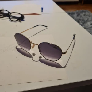 Ray-Ban David RB3582 001/AF 5320 - Säljer ett par knappt använda Ray-Ban soöglasögon i guldfärg, modell "DAVID" i nyskick, inga som helst repor, märken eller defekter förekommer! 10/10..