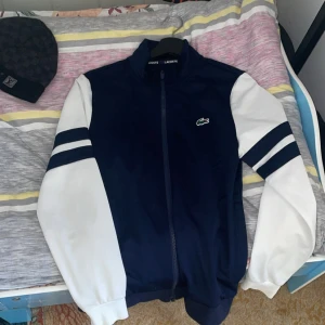 Lacoste ziptröja - Hej säljer min Lacoste ziptröja. Jätte fräsch använd endast 1gång kan nästa säga den är oanvänd. Ord priset ligger ungefär på 1700 mitt pris 650