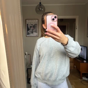 Grå sweatshirt - Grå sweatshirt från H&M💓