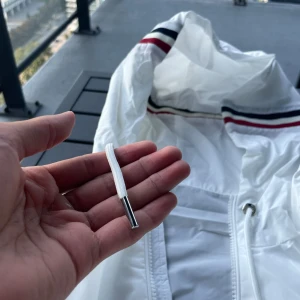 Oanvänd Helt Ny Moncler-liknande Dunjacka Vit - Helt oöppnad, oanvänd med lapparna kvar. Den är moncler-liknande. Vindjacka.