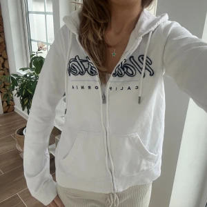 Hollister zip - En zip från Hollister i storlek S. Tröjan är något urtvättad och har 2 väldigt små vid dragkedja (se bild). Jag fraktar inom 24h. Se liknande zip i min profil! 