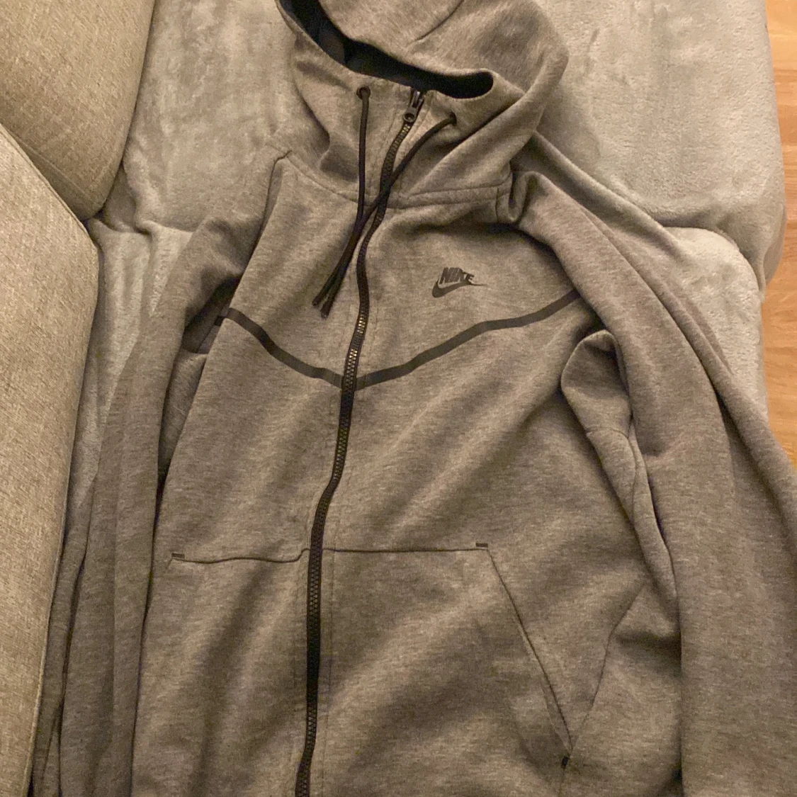 Grå Nike hoodie med dragkedja M