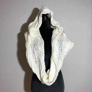 Stickad halsduk med huva - Mysig halsduk med huva som är perfekt inför vintern. Pris: 10kr 