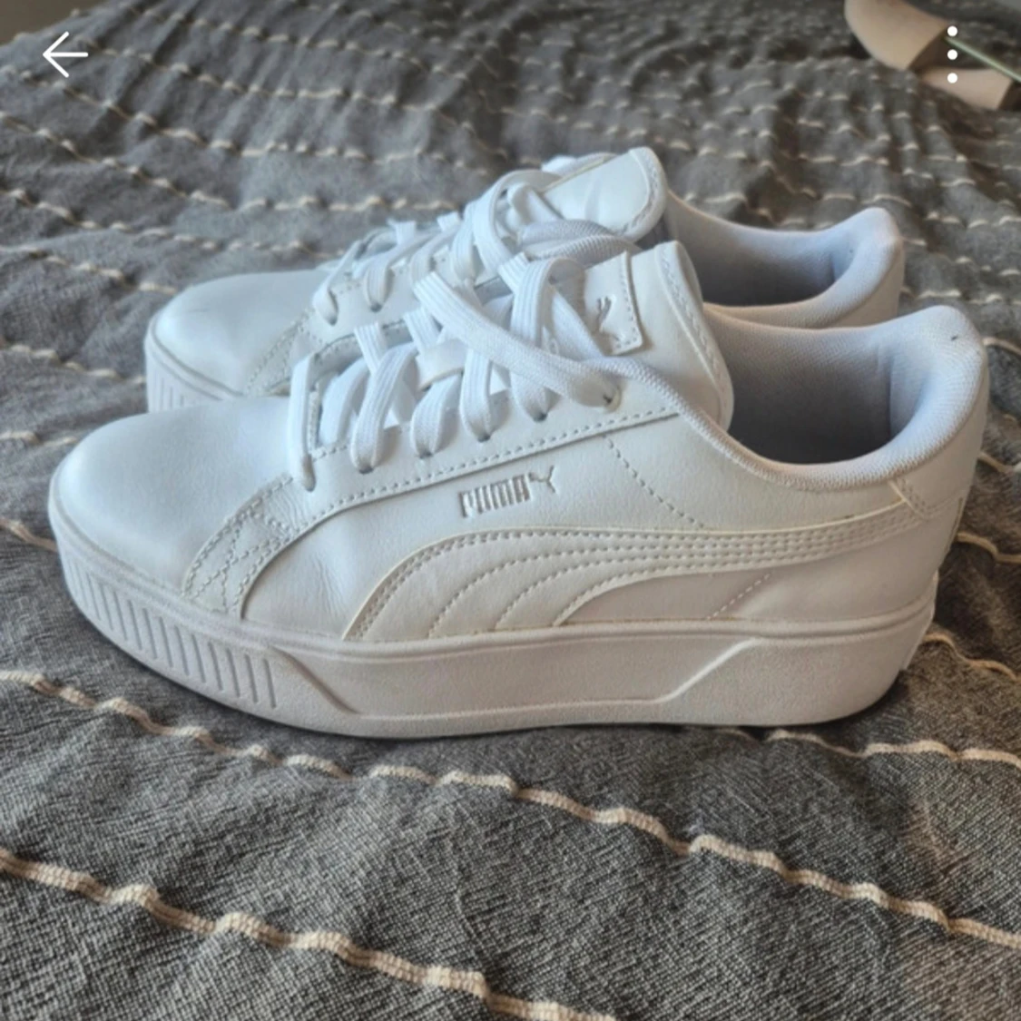 Vita sneakers från Puma med platåsula st 39