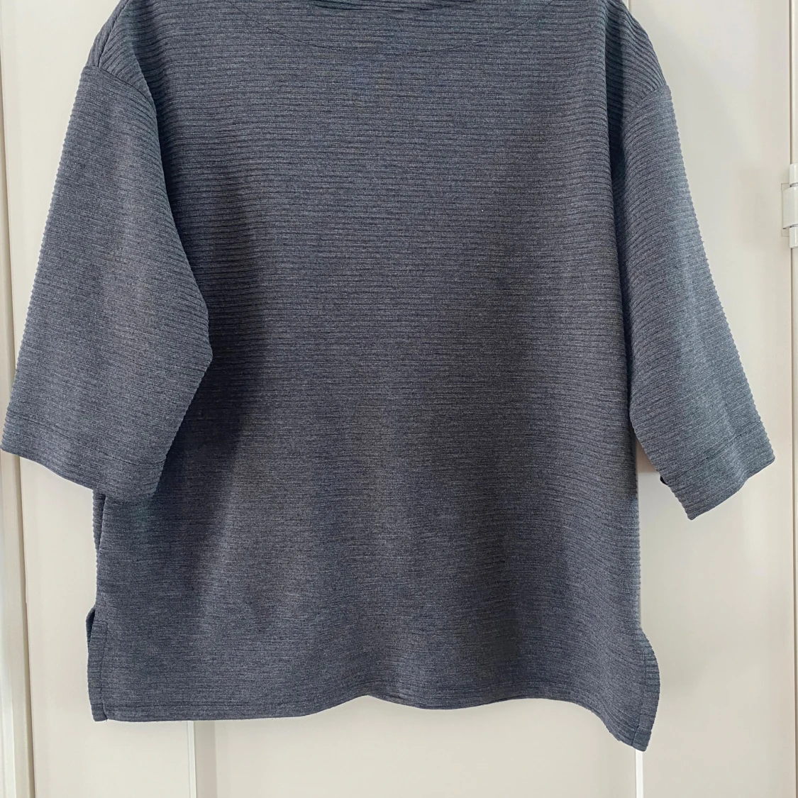 Grå ribbad tröja med trekvartsärm