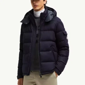 Moncler Montgenevre äktahetsbevis finns  - Säljer en mörk mörkblå pufferjacka från Moncler med huva och dragkedja framtill. Jackan har quiltad design, fickor på sidorna och en Moncler-logga på ärmen. Perfekt för kalla dagar och riktigt snygg till alla outfits. Skriv för mer bilder finns några små defekter som man inte ser skriv för  fler bilder 