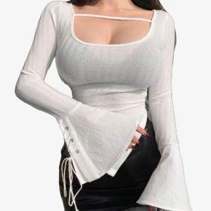 Långärmad topp med snörning - Oanvänd, endast upptvättad vit långärmad topp med ribbat mönster och vida trumpetärmar med snörningsdetaljer. Avklippt tagg och smått see-through som syns på första bilden. Sitter fint som en stl S.