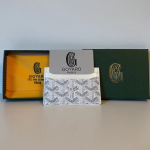 Vit G yard plånbok med mönster - Supersnygg vit plånbok från G yard med deras ikoniska grafiska mönster i svart och grått. Slimmad design med flera kortfack, perfekt för dig som vill ha något stilrent och exklusivt i fickan. Kommer med originalask och tygpåse.