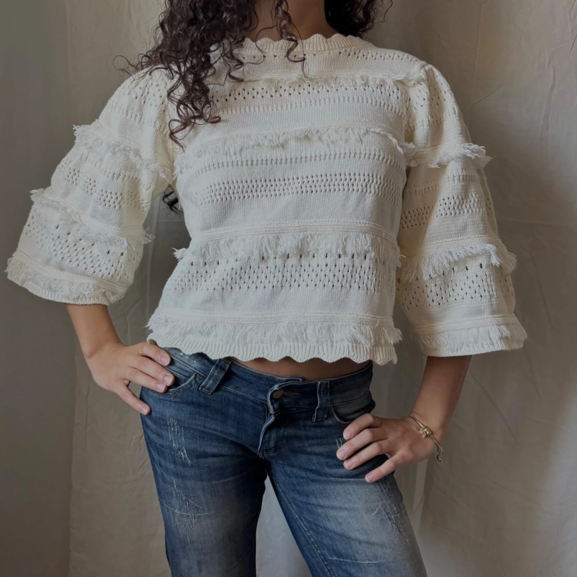 Vit stickad tröja med volangdetaljer