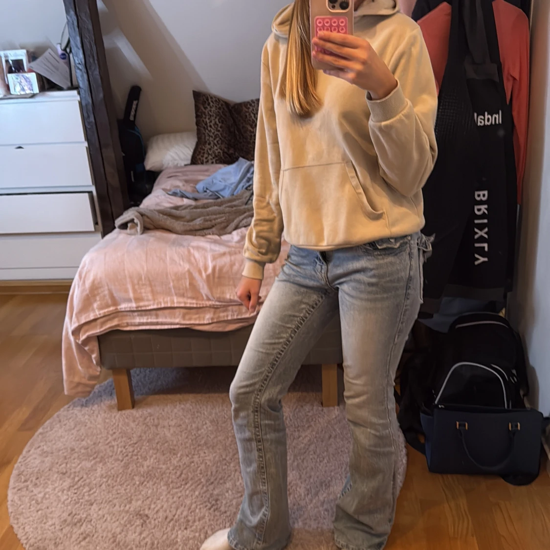 Beige hoodie med huva och ficka - 2