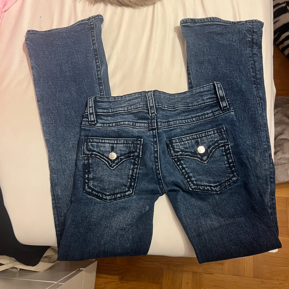 Mörkblå bootcut jeans med snygga fickor - 1